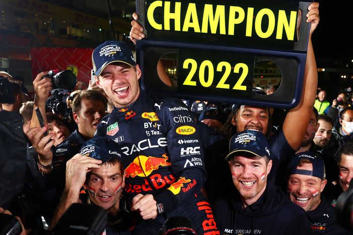 Tim Red Bull merayakan Max Verstappen meraih gelar juara dunia F1 2022 setelah tampil sebagai juara F1 Jepang 2022