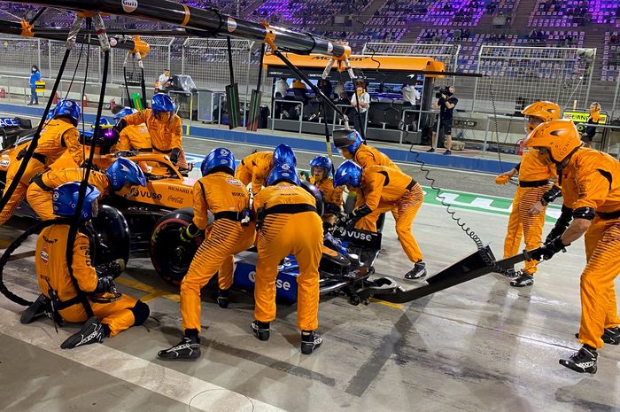 Kru tim McLaren saat melayani pit stop untuk Lando Norris di F1 Sakhir 2021