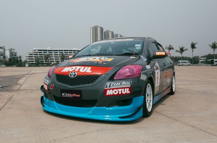 Tampilan depan Toyota Vios lawas dengan gaya racing