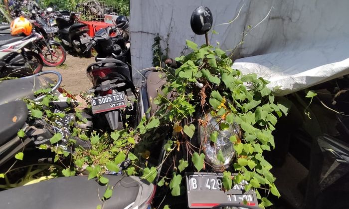 Kuburan motor bekas kecelakaan di Satlantas Wilayah Jakarta Timur