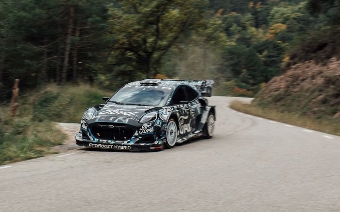 Tim M-Sport Ford menguji coba mobil reli hybrid Ford Puma Rally1 pada Oktober 2021