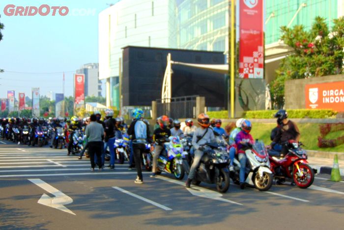 Ratusan Bikers yang mengikuti Sunmorgab start dari Senayan City, Jakarta Pusat, menuju Kawasan BSD, Tangerang, Banten