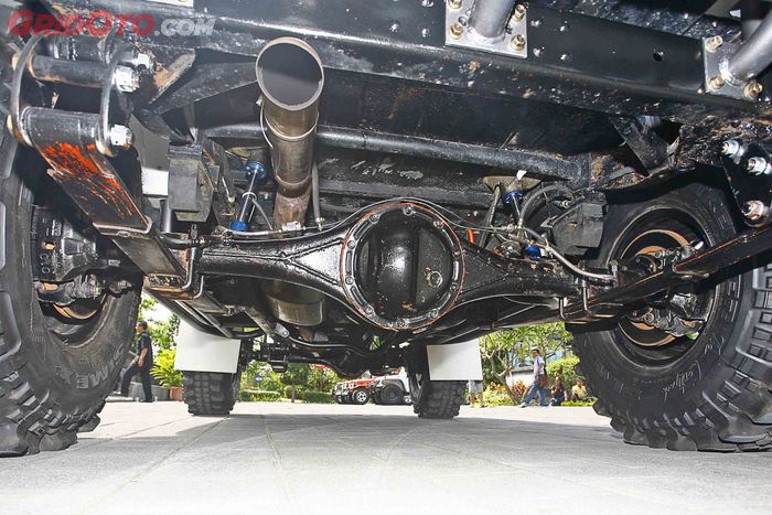 Gardan masih asli bawaan Land Cruiser FJ40 dan dilengkapi ARB Air Locker. Sokbreker dipasangi King Shock Bypass 14 inci di depan, dan FabTech remote reservoir  di belakang. 
