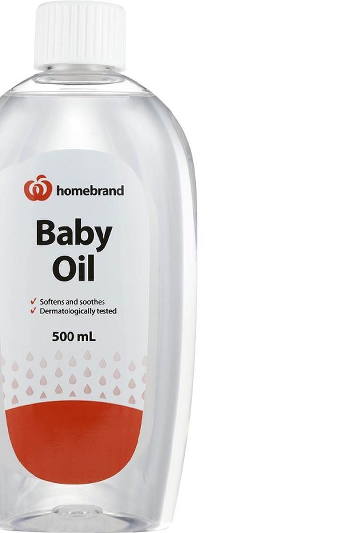 Ilustrasi baby oil untuk merawat kendaraan