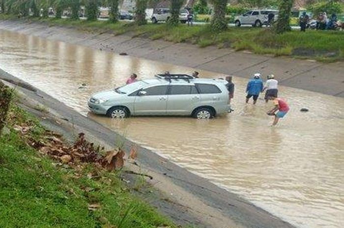 Toyota Kijang Innova nyelonong ke kali saat ditinggal pemiliknya jajan durian di Komering BK9, desa Sukosari, Belitang, OKU Timur, Sumsel
