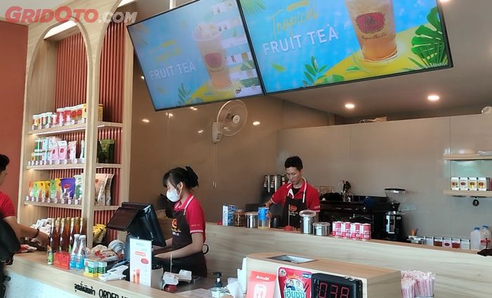 Cafe menjual berbagai makanan dan minuman yang lagi hits di Thailand