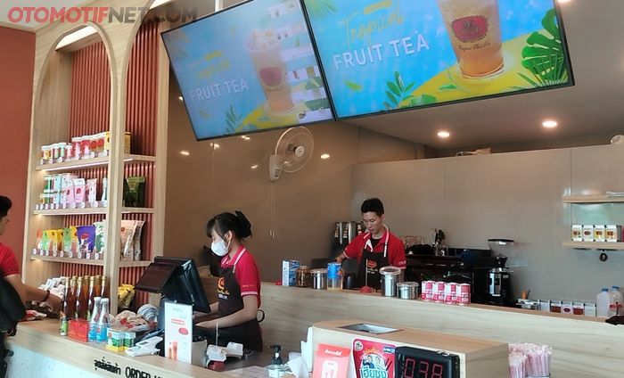 Cafe menjual berbagai makanan dan minuman yang lagi hits di Thailand