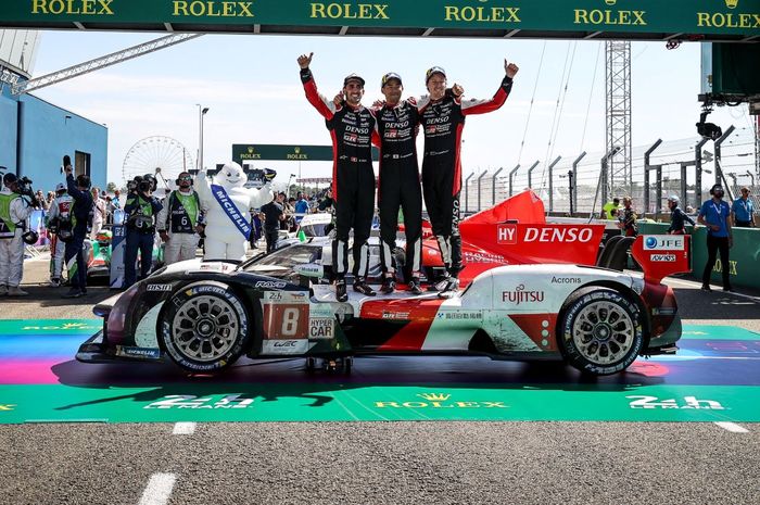 Sebastien Buemi (kiri), Ryo Hirakawa dan Brendon Hartley berdiri di mobil tim Toyota Gazoo Racing setelah menjuarai balap ketahanan Le Mans 24 Jam 2022