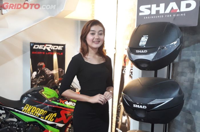 Box motor SHAD yang dijual di gerai apparel DeRide di Radio Dalam, Jakarta Selatan