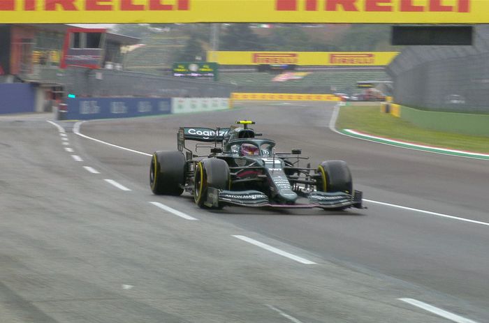 Sirkuit mulai mengering, Sebastian Vettel (Aston Martin) masuk pit stop untuk mengganti ban kering