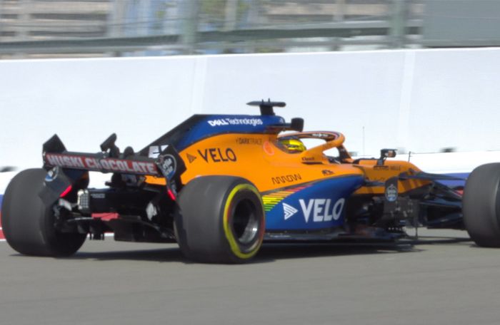 Untungnya, mobil Carlos Sainz masih bisa berjalan meski mengalami kerusakan di bagian sayap belakang