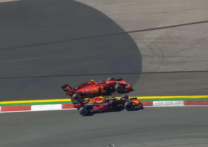 Max Verstappen yang menyalip dari dalam harus menyenggol Charles Leclerc hingga keluar lintasan