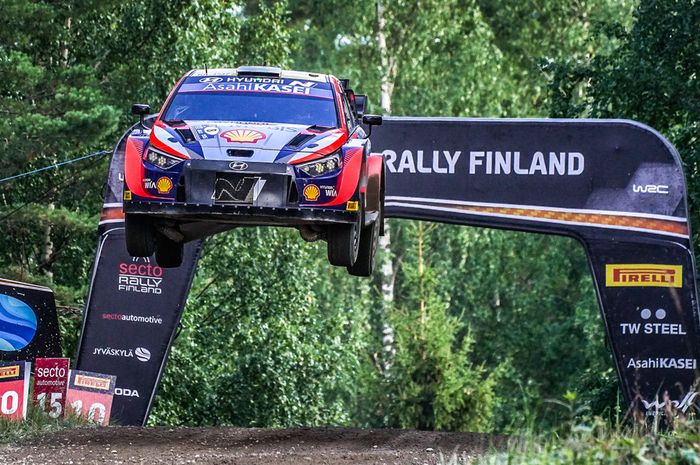 Pereli tim Hyundai, Ott Tanak menerbangkan Hyundai i20 N Rally1 pada hari terakhir Reli Finlandia 2022