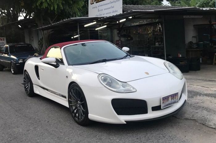 Porsche Boxster berkelir putih ini wujud replika dari modifikasi Toyota MR-S