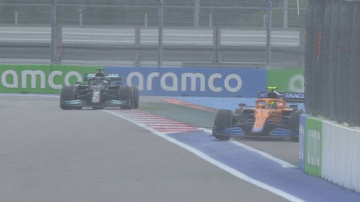 Lando Norris beberapa kali keluar lintasan ketika hujan mulai turun di balap F1 Rusia  2021, Lewis Hamilton terus mengintai