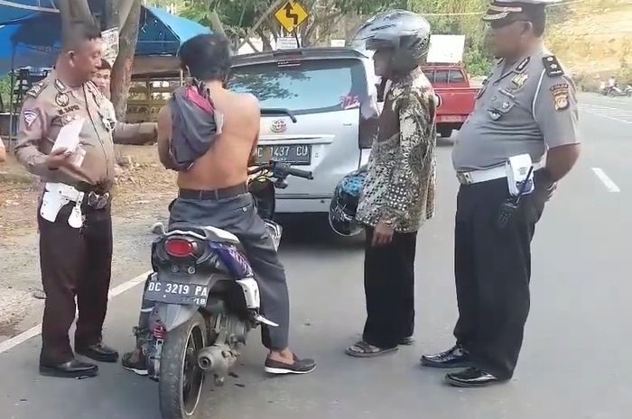 Pemotor Yamaha X-Ride mengamuk saat ditilang polisi, banting helm dan teriak lebih pilih ditembak