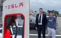 Warganet Heboh! Meski Jadi Pemilik Tesla, Elon Musk Tetap Ikut Antre Buat Ngecharge Mobil Listriknya