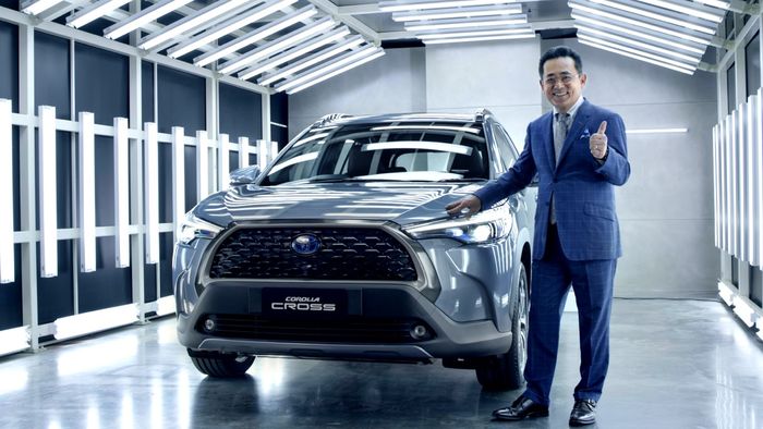 Surasak Suthongwan, Executive Vice President of Toyota Motor Thailand Company Limited berpose bersama All-New Corolla Cross.