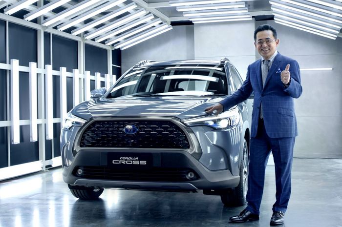 Surasak Suthongwan, Executive Vice President of Toyota Motor Thailand Company Limited berpose bersama All-New Corolla Cross.