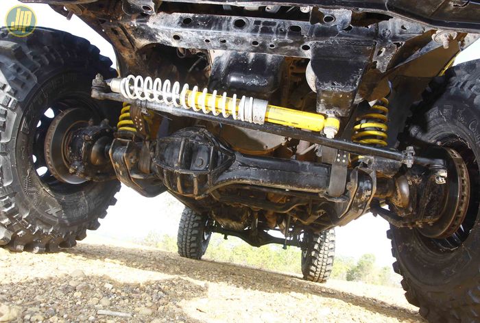 Gardan depan Ford Everest sudah diganti milik Toyota Prado lengkap dengan radius arm nya. Dipasangi sokbreker King Shock 10 inci.