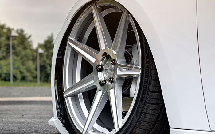 Modifikasi Tesla Model 3 pakai pelek Ferrada FR7 ukuran 20 inci