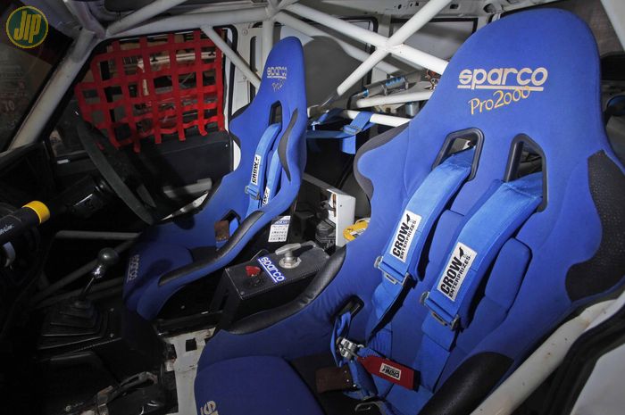 Sepasang jok bucket Sparco Pro2000 dan safety belt Crow Enterprizes membuat nyaman dan lebih yakin untuk melibas trek speed off-road. 