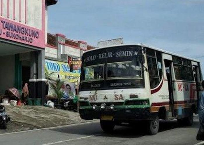 Salah satu bus AKDP melintas di depan pasar Tawangkuno, Weru, Sukoharjo, Jawa Tengah