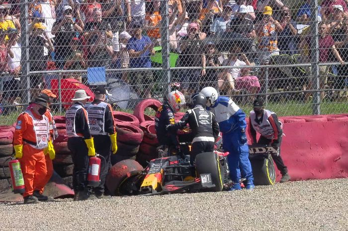 Max Verstappen crash di lap pertama F1 Inggris 2021