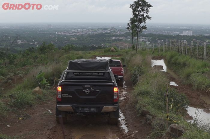 Ilustrasi mobil lewati medan off-road