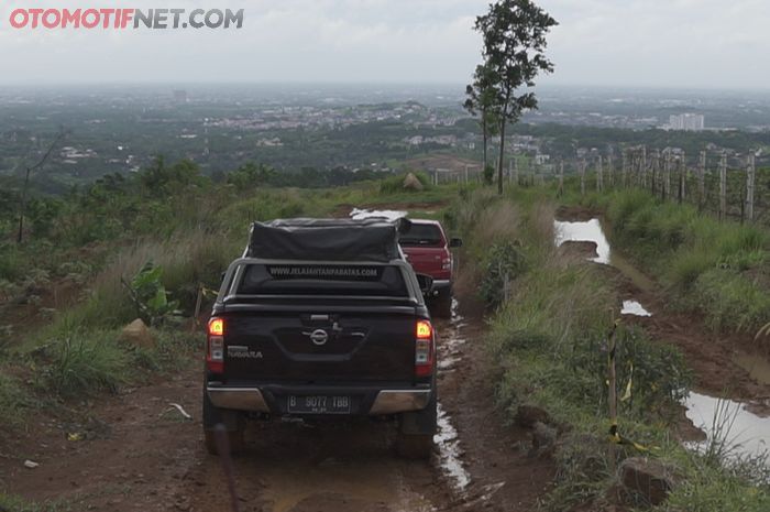 Ilustrasi mobil lewati medan off-road