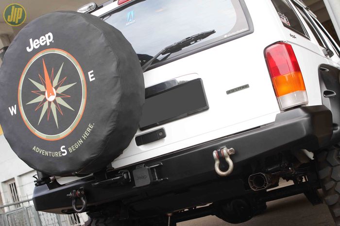 Bemper belakang custom Jeep Cherokee dilengkapi juga dengan tire hanger. 