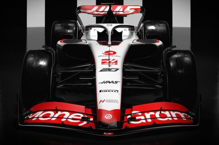 Tim Haas memperkenalkan livery mobil VF-23 untuk musim balap F1 2023 pada 31 Januari 2023