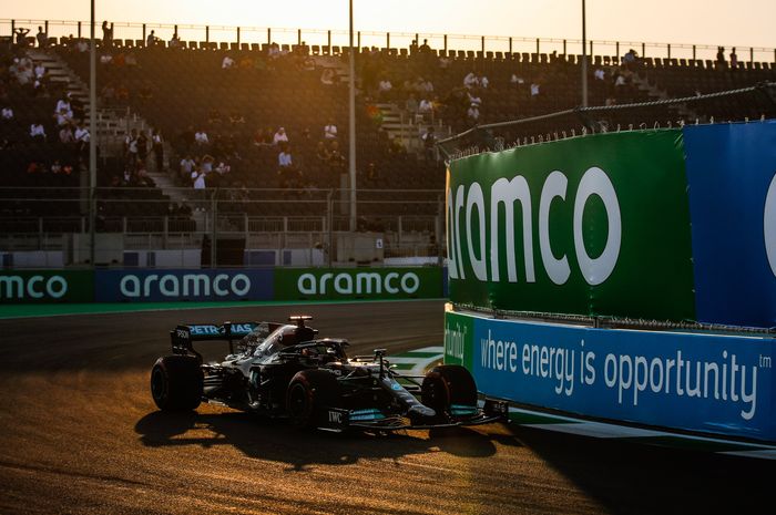 Lewis Hamilton saat menjalani sesi latihan ketiga (FP3) F1 Arab Saudi 2021