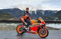 Terbawa Suasana, Pol Espargaro Hampir Menangis Saat Honda RC213V Diantar ke Rumahnya