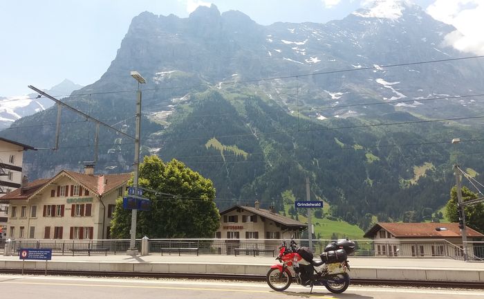 Kawasaki Versys-X 250 Merah-Putih yang digunakan Stephen saat rehat sejenak di Grindelwald, Swiss