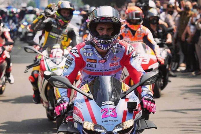 Pembalap MotoGP dari Gresini Racing Team, Enea Bastianini saat mengikuti parade di Jakarta