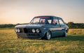 Restomod BMW 2002 Menawan, Jubah Abu-abu Ford, Ditopang Kaki Kandas