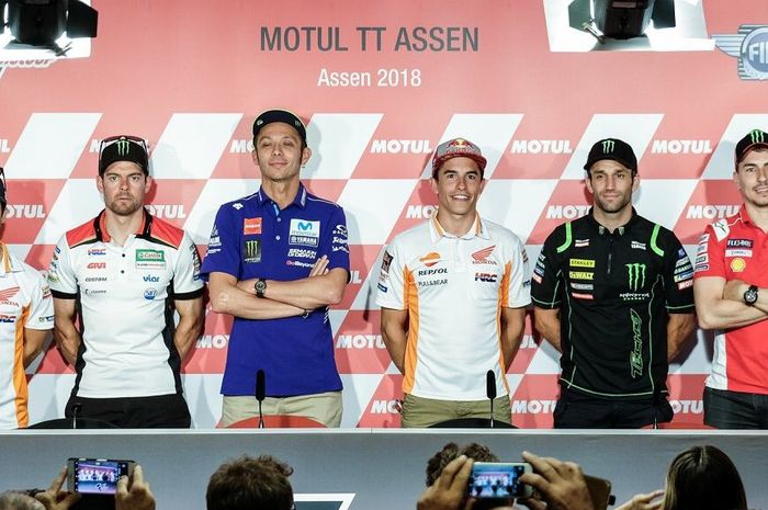 Dani Pedrosa (paling kiri) nggak bilang apapun soal kariernya tahun depan di jumpa pers MotoGP Belanda, (28/6/2018)