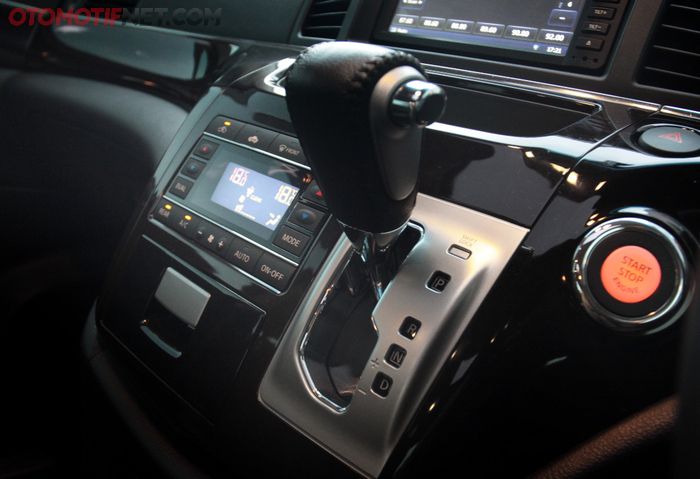 Nissan Elgrand dibekali kontrol AC dual zone dan tuas transmisi dengan mode manual
