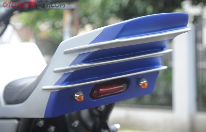 Kisi-kisi pada bodi belakang Yamaha XSR 155 menambah kesan futuristik, stoplamp LED imut tersembunyi di bawah