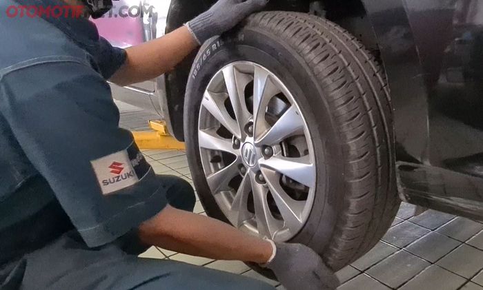 Cara cek ball joint masih bagus atau tidak, pegang roda di bagian atas dan bawah, lalu goyangkan. Bila roda terasa oblak, tandanya ball join 'kena' 