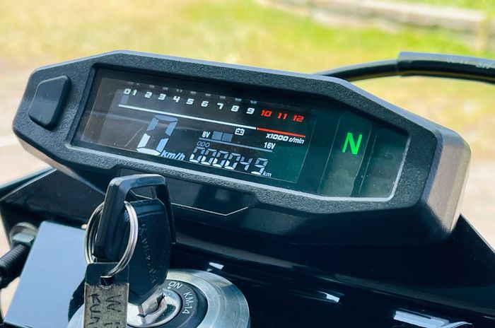Kawasaki W175 ini pakai speedometer digital
