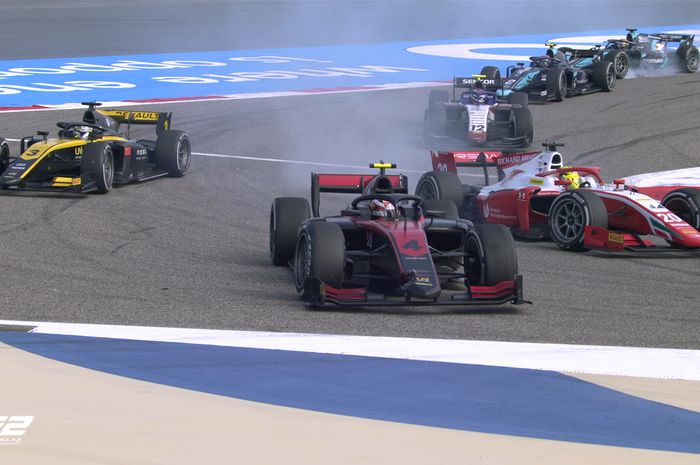 Callum Ilott sana bersaing sengit memperebutkan posisi dengan Mick Schumacher di race 2 F2 Bahrain 2020, Minggu (29/11)