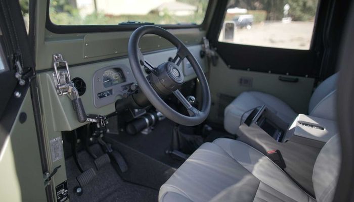 Kabin Toyota Land Cruiser FJ44 masih klasik dipadu teknologi modern