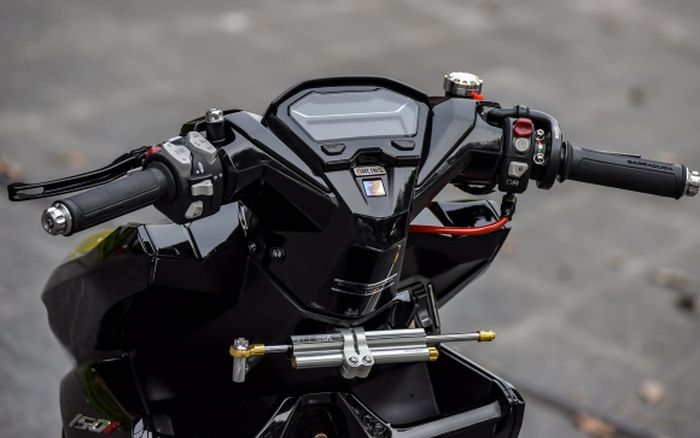 Sektor kemudi masih standar tapi ditambahkan steering damper dan saklar-saklar stylish