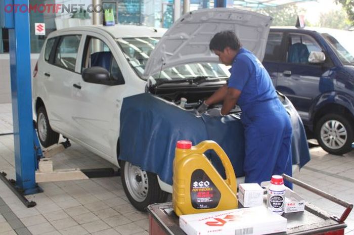 Ilustrasi servis rutin di bengkel resmi 