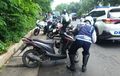 Parkir Sembarangan, Sebanyak 53 Motor Dikempesin Bannya Oleh Petugas