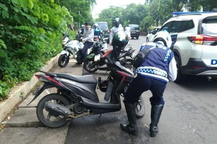 Petugas Dishub menindak motor yang diparkir sembarangan