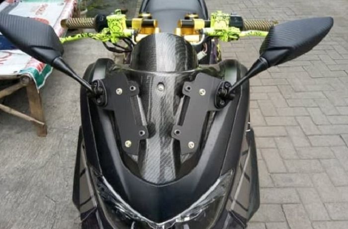 Yamaha NMAX pakai setang jepit aftermarket.