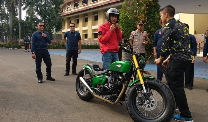 Presiden Jokowi bersiap memulai perjalanan naik motor customnya